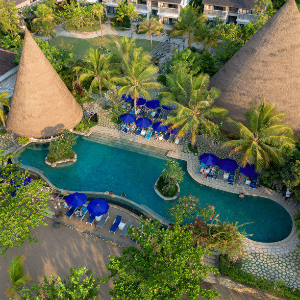 Sudamala Resort Komodo pool by the beach