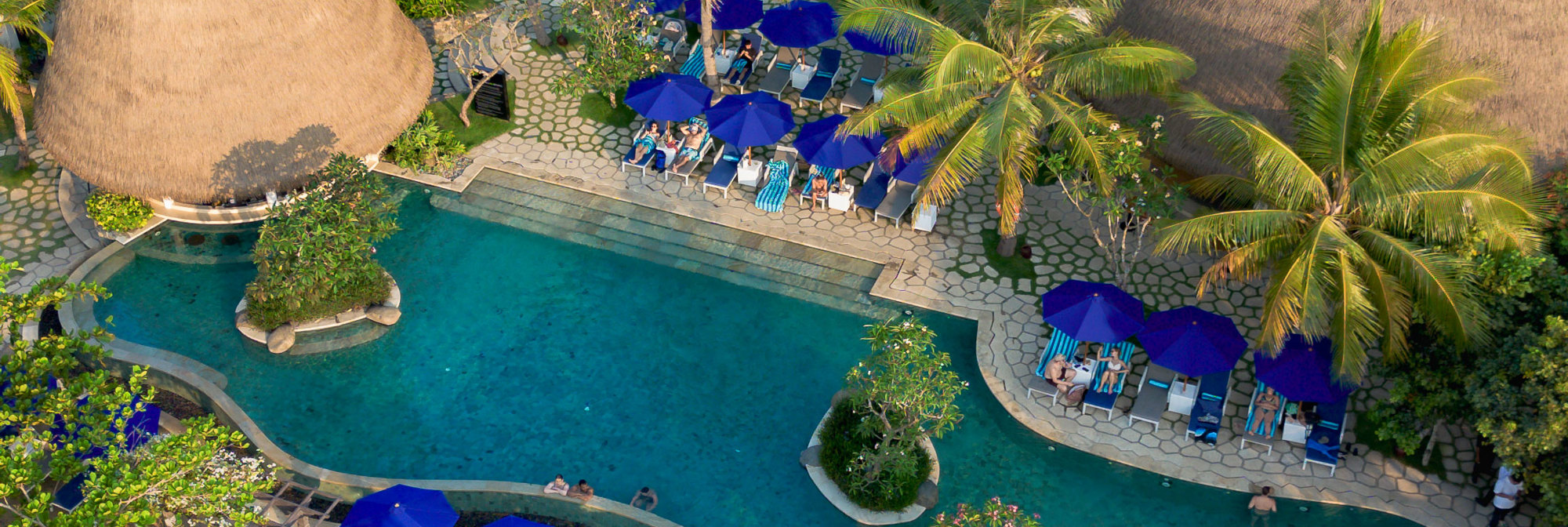 Sudamala Resort Komodo pool by the beach