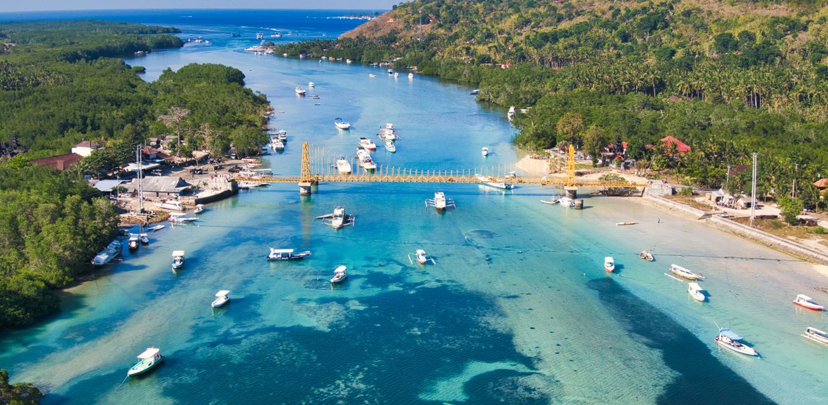 Walk the Nusa Lembongan Yellow Bridge