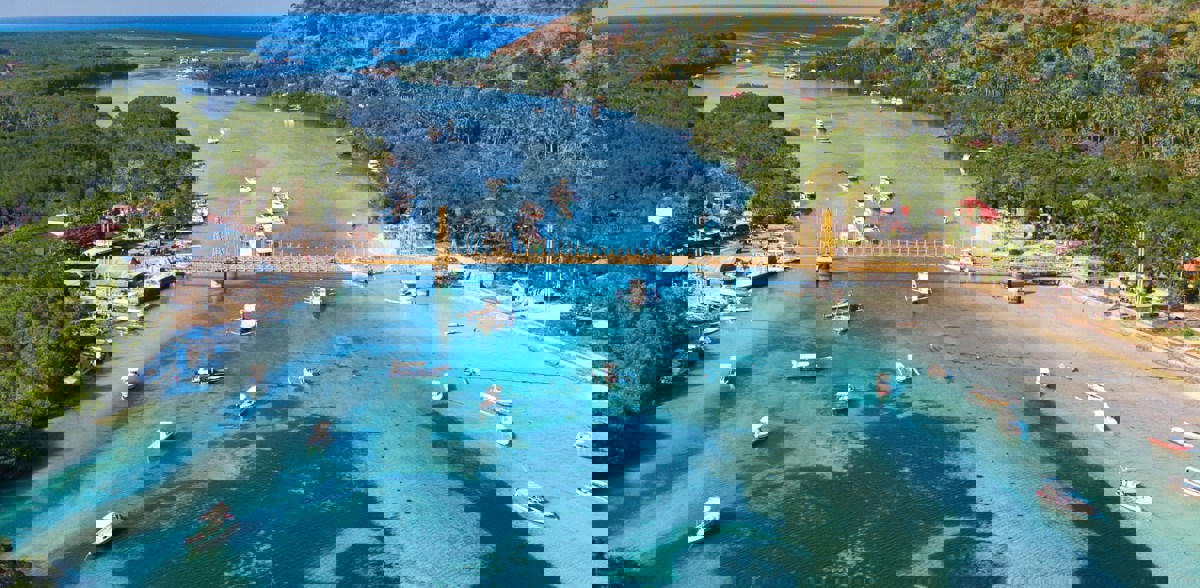 Walk the Nusa Lembongan Yellow Bridge