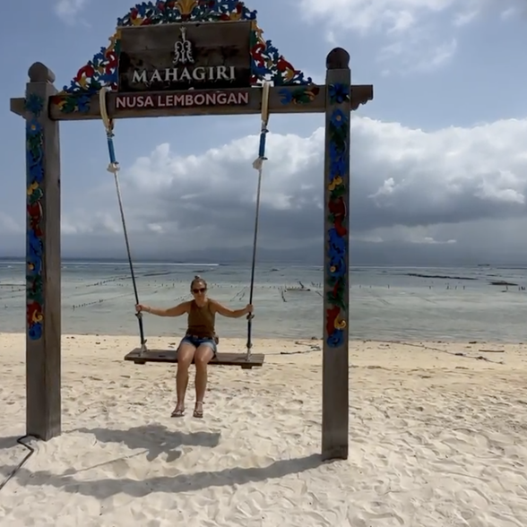 Nusa Lembongan Beach Swing