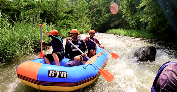 Paddle team work in the boat! 