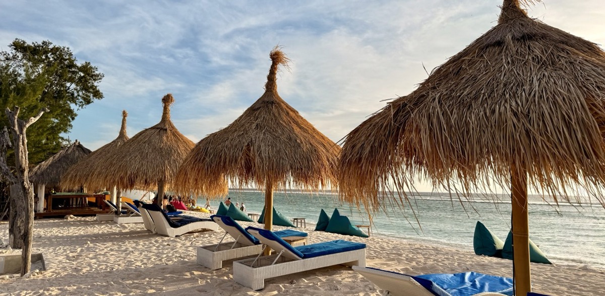 Relax at the cosy Gili beach bars
