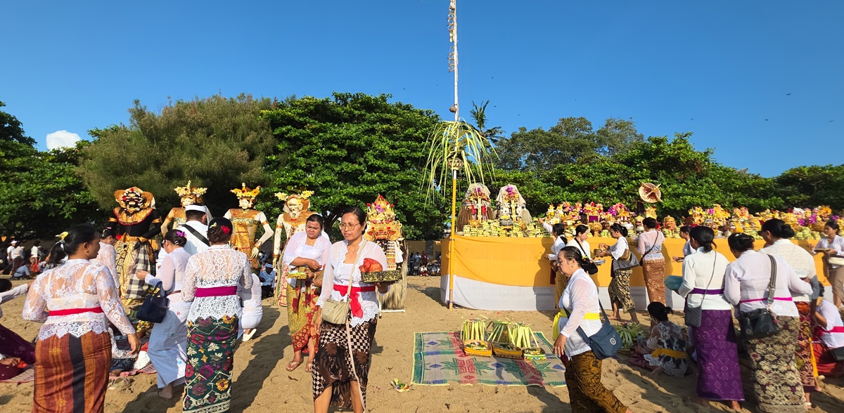Melasti - Ceremony at the beach in Sanur