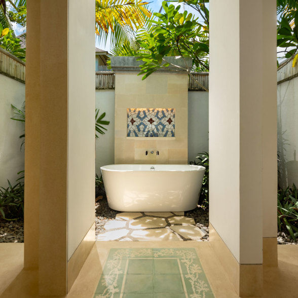 Beachfront suite bathroom