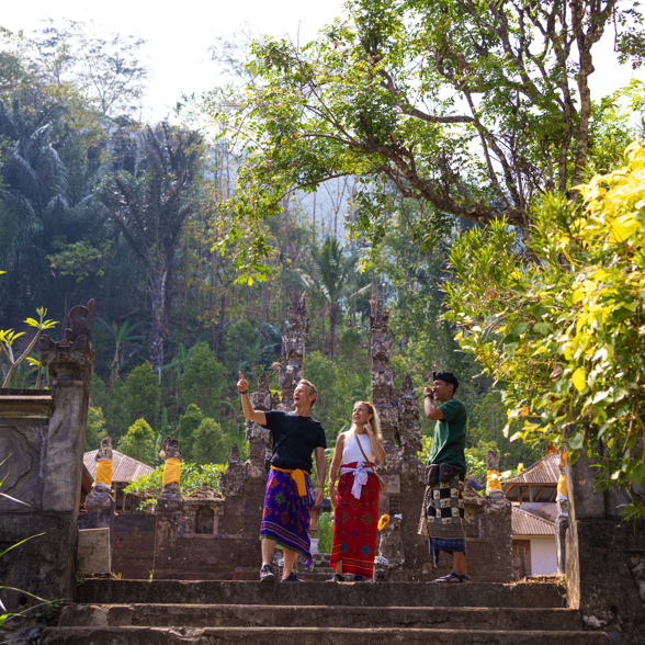 Temple Walk Tourist 01