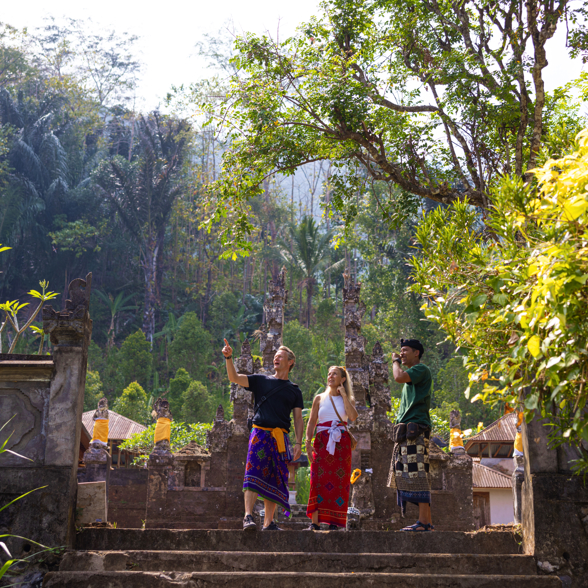 Temple Walk Tourist 01