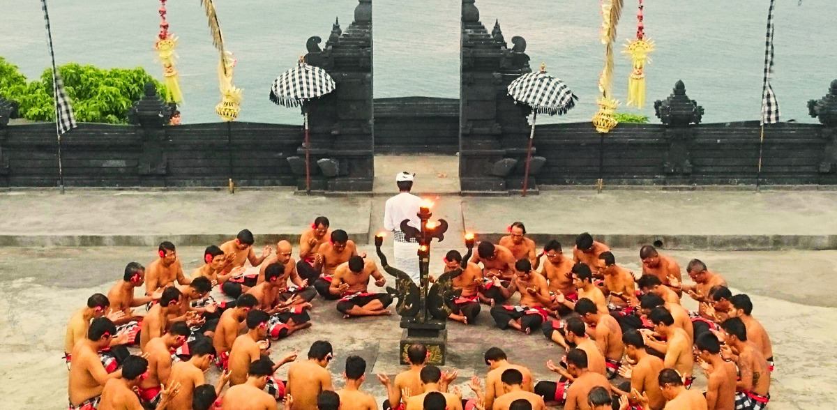 Experience kacek dance at Uluwatu Temple