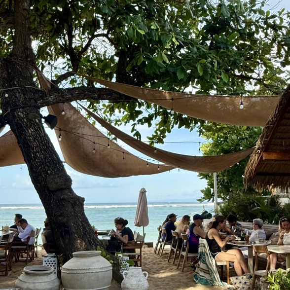 Eat the Sanur beach cafés