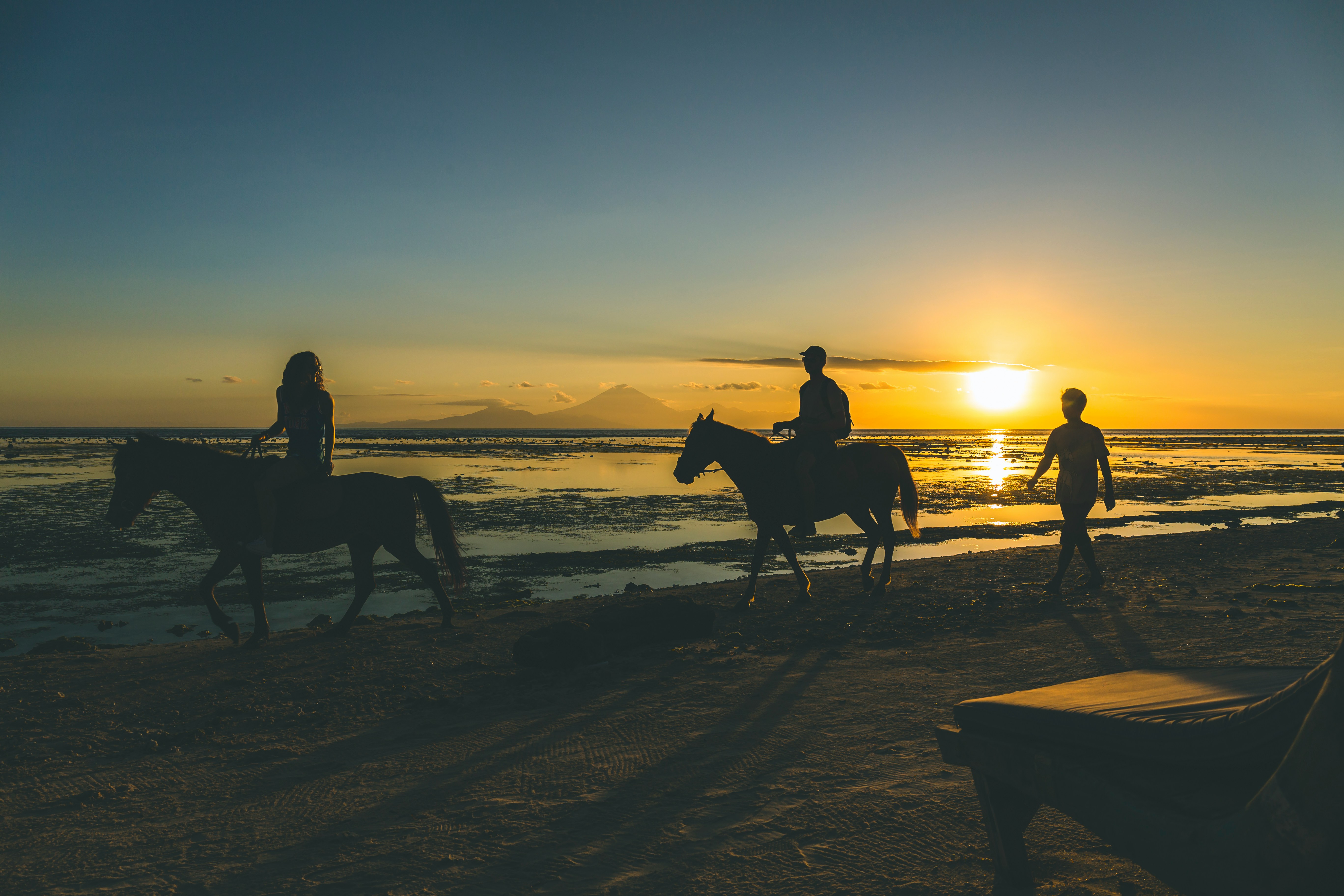 Gili Trawangan: Horses in the front - volcanoes in the back