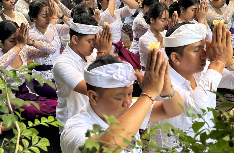 Balinese Ceremony Ubud Prayer